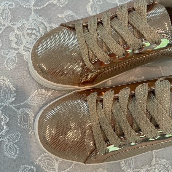 NEW Kenneth Cole Metallic Sneakers Kids - Picture 3 of 5